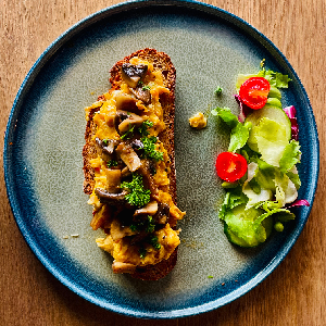Dinkelbrot mit Rührei & Champignons